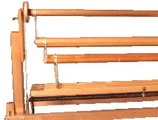 Leclerc Mira II Bodenwebstuhl, Seitenansicht mit Pedalmechanismus