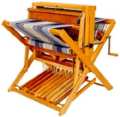 Leclerc Compact Webstuhl aus Ahornholz – faltbarer 24-Zoll Bodenwebstuhl mit 4 Schäften, aufgerüstet mit blauer Webarbeit