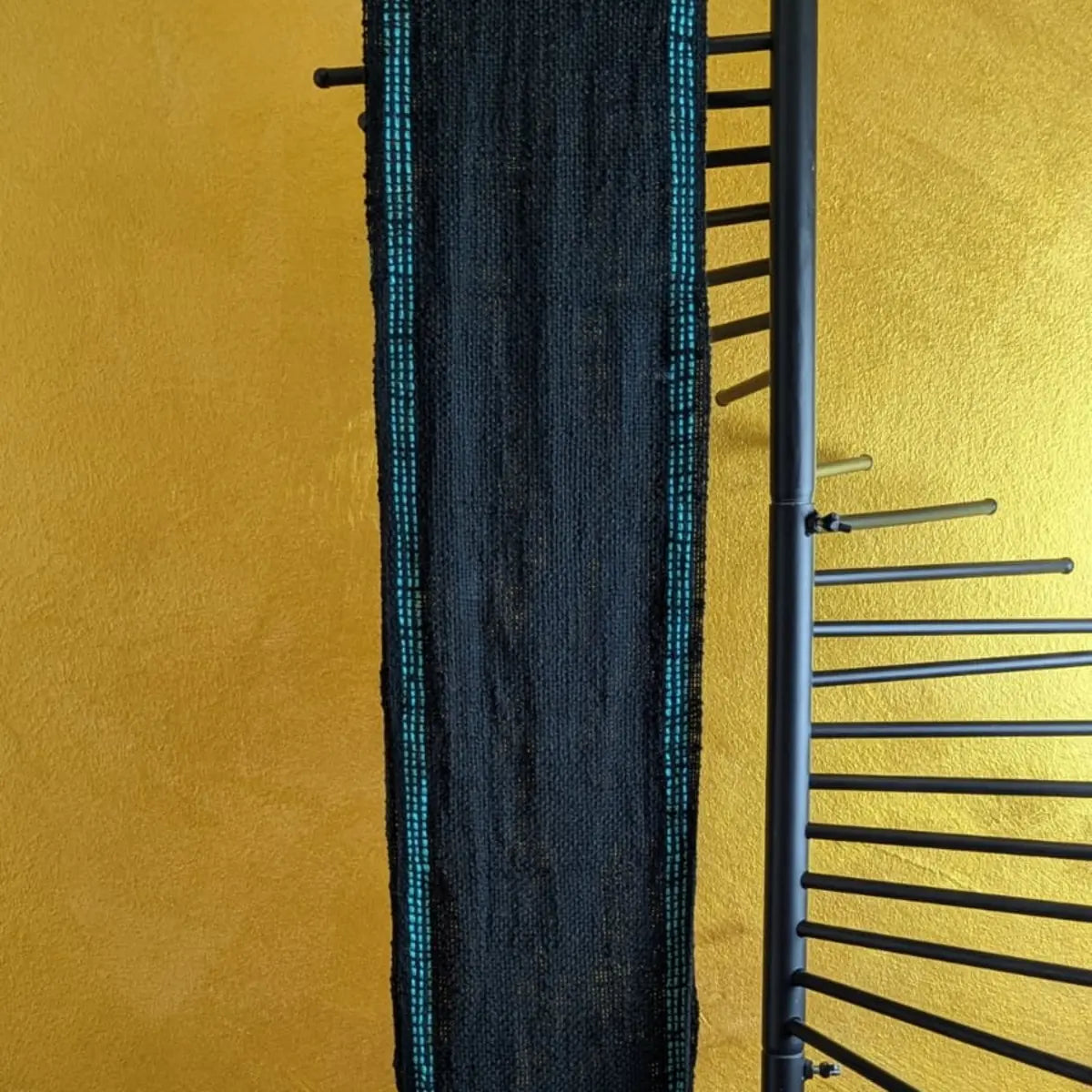 Schwarzer handgewebter Schal mit türkisen Akzenten am Ständer – Rigid Heddle Loom Webprojekt