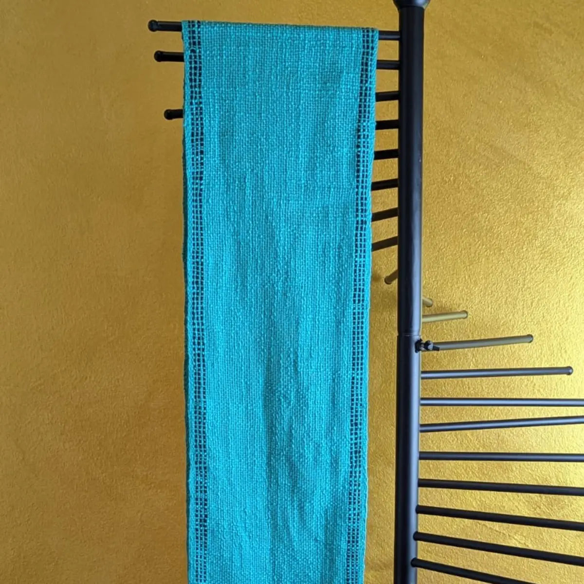 Türkiser handgewebter Schal mit schwarzen Akzenten am Ständer – Rigid Heddle Loom Webprojekt