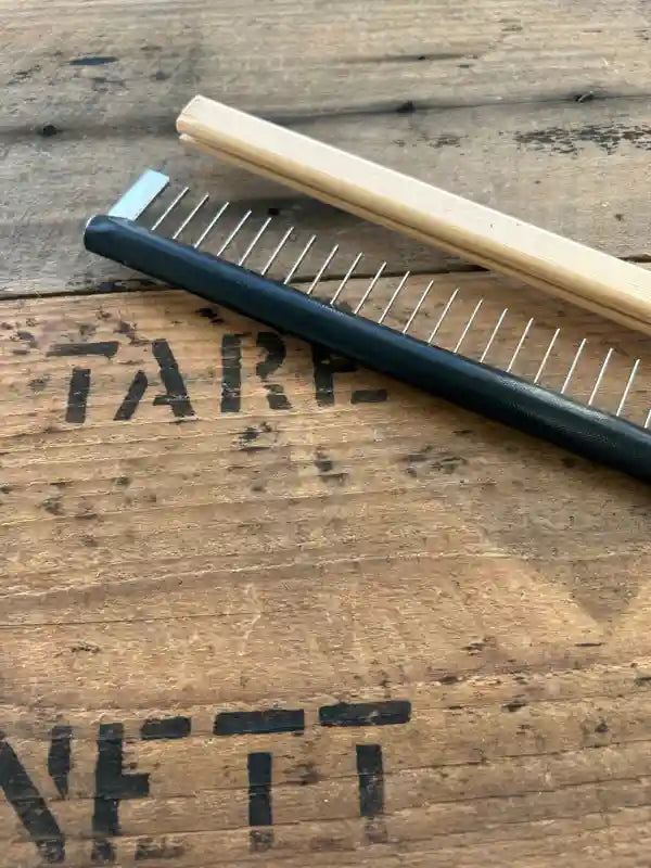 Zahnkamm mit Metallzähnen und eingelegtem Holzstreifen zum Schären am Anschlagtisch.