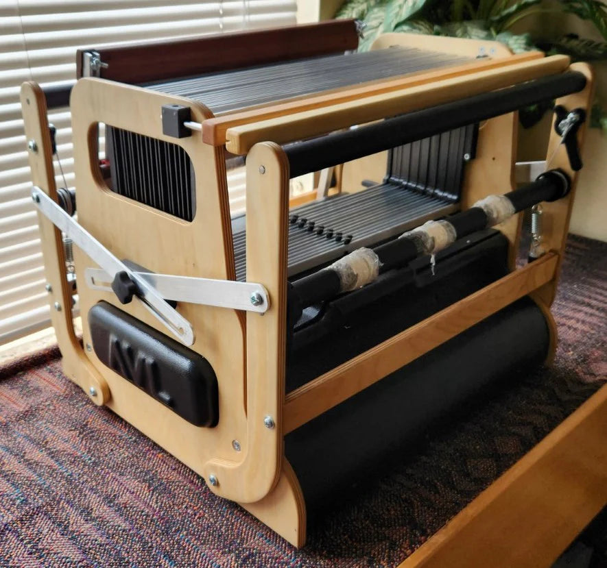 AVL Little Weaver 2 zusammenklappbarer Computer-Dobby-Webstuhl mit integrierter Kette