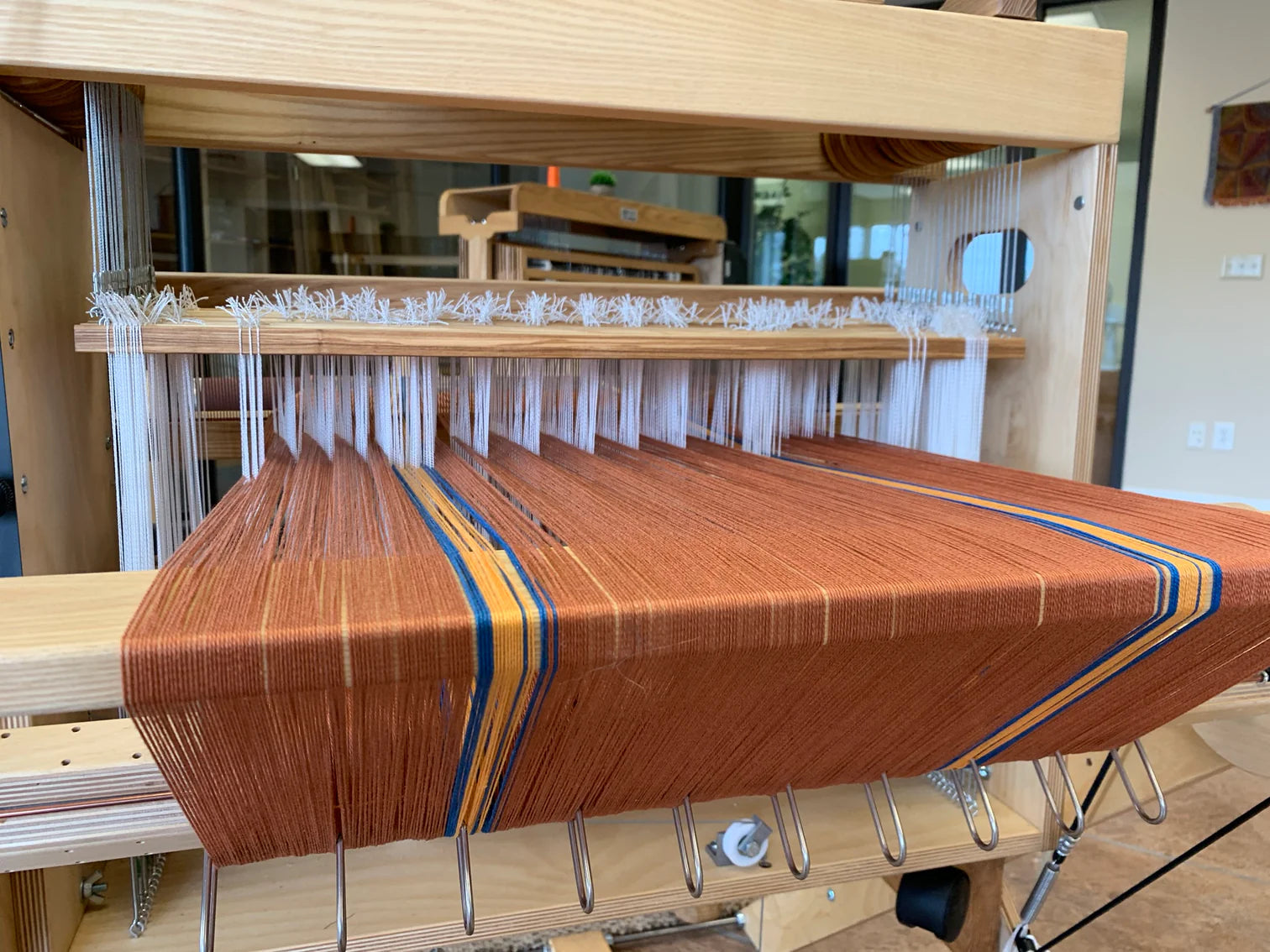 Nahaufnahme der AVL Workshop Dobby Loom mit aufgespanntem Kettgarn und präziser Fadenführung für computergesteuertes Weben