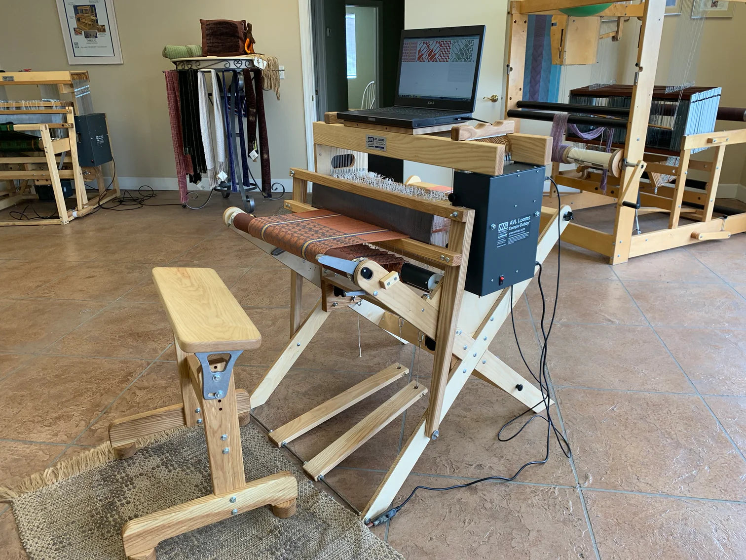 AVL Workshop Dobby Loom mit Compu-Dobby 5 Steuerung beim Weben eines Mustertuchs im Textilstudio