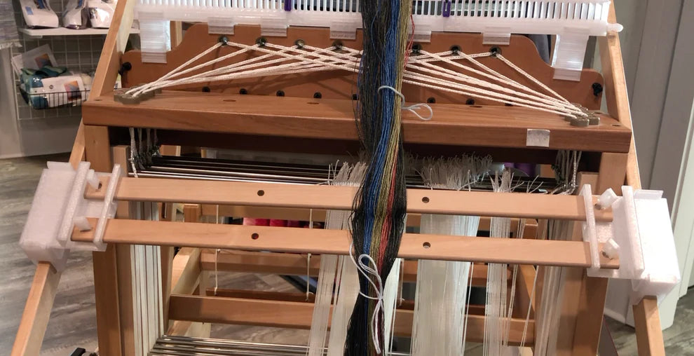 LoftyFiber Helping Hands beim Aufbäumen der Kette am Ashford Tischwebstuhl
