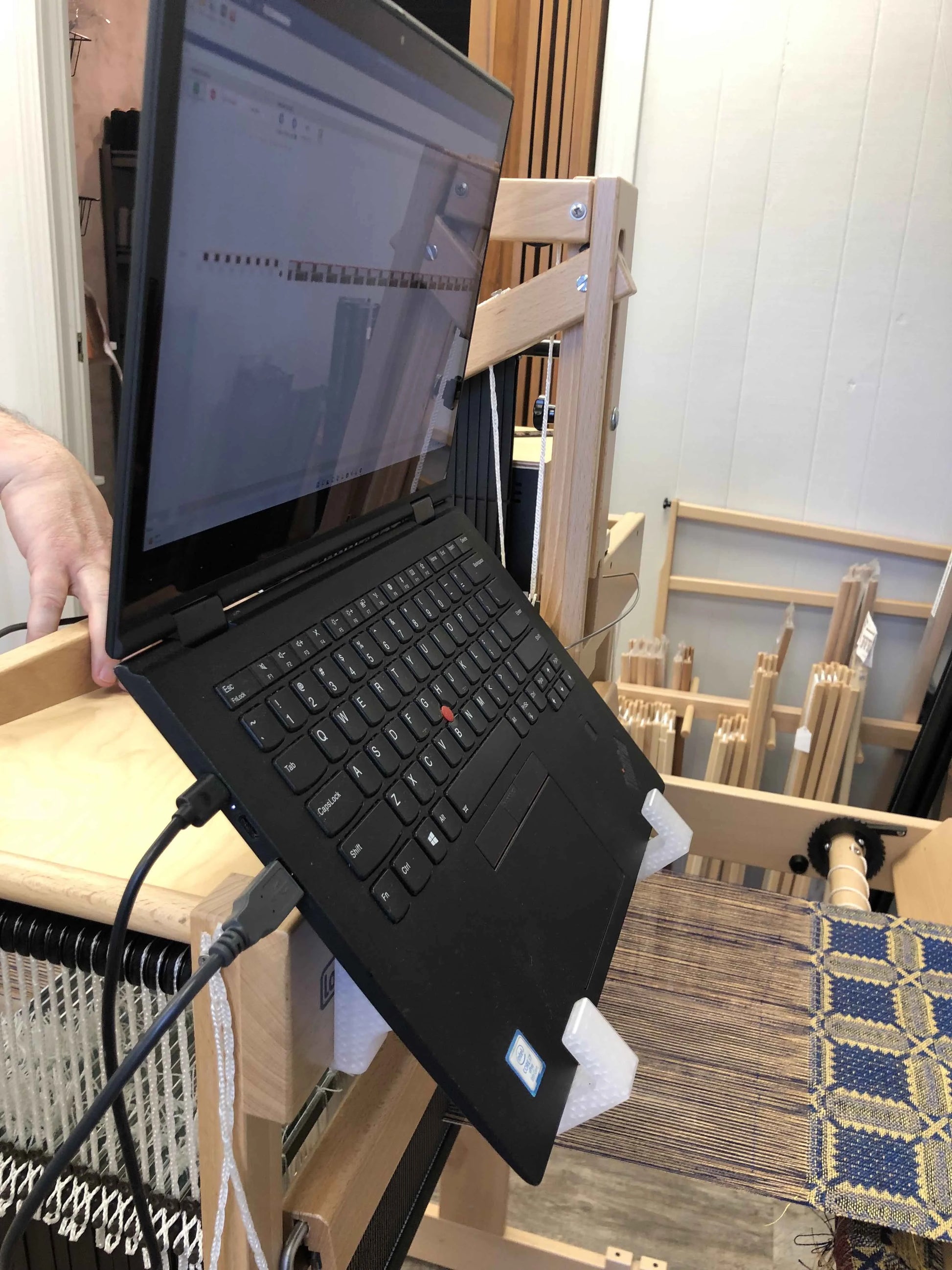 LoftyFiber Computer-/Tablet-Halter am Louet Magic Webstuhl