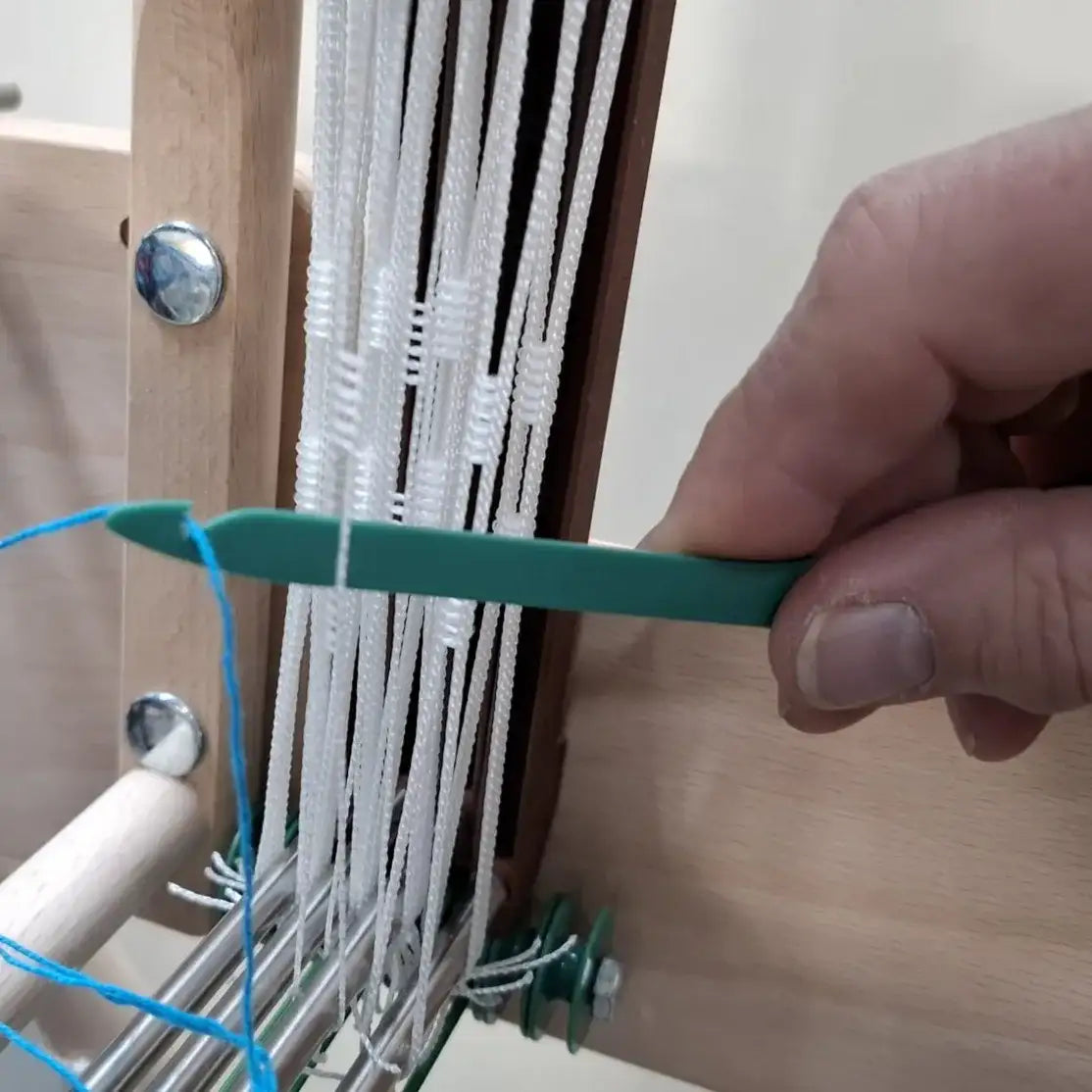 Blattstecher Lojan im Einsatz – Kettfaden durch Litze am Webrahmen einfädeln